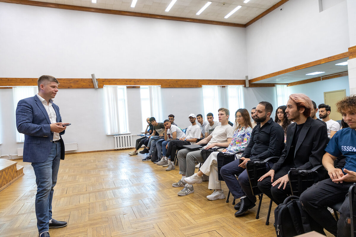 prorektor nngu aleksandr bednyj vstretilsya s aktivom inostrannyh studentov 1