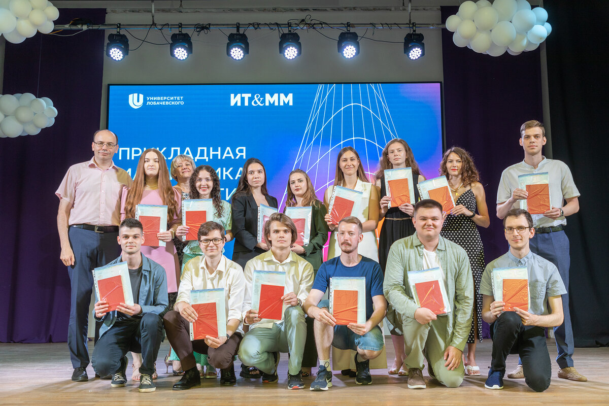 pochti 900 vypusknikov nngu po it profilyu zavershili obuchenie v 2023 godu 1