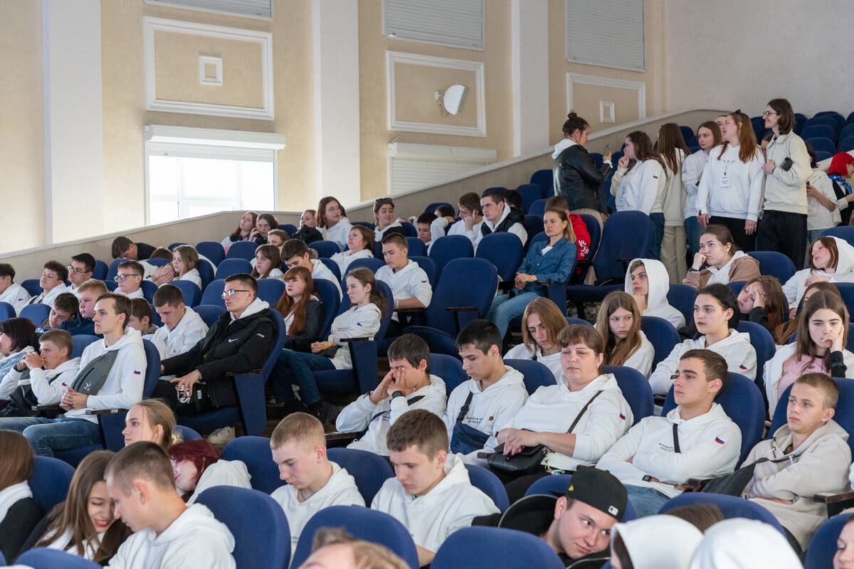 160 shkolnikov iz dnr posetili universitet lobachevskogo