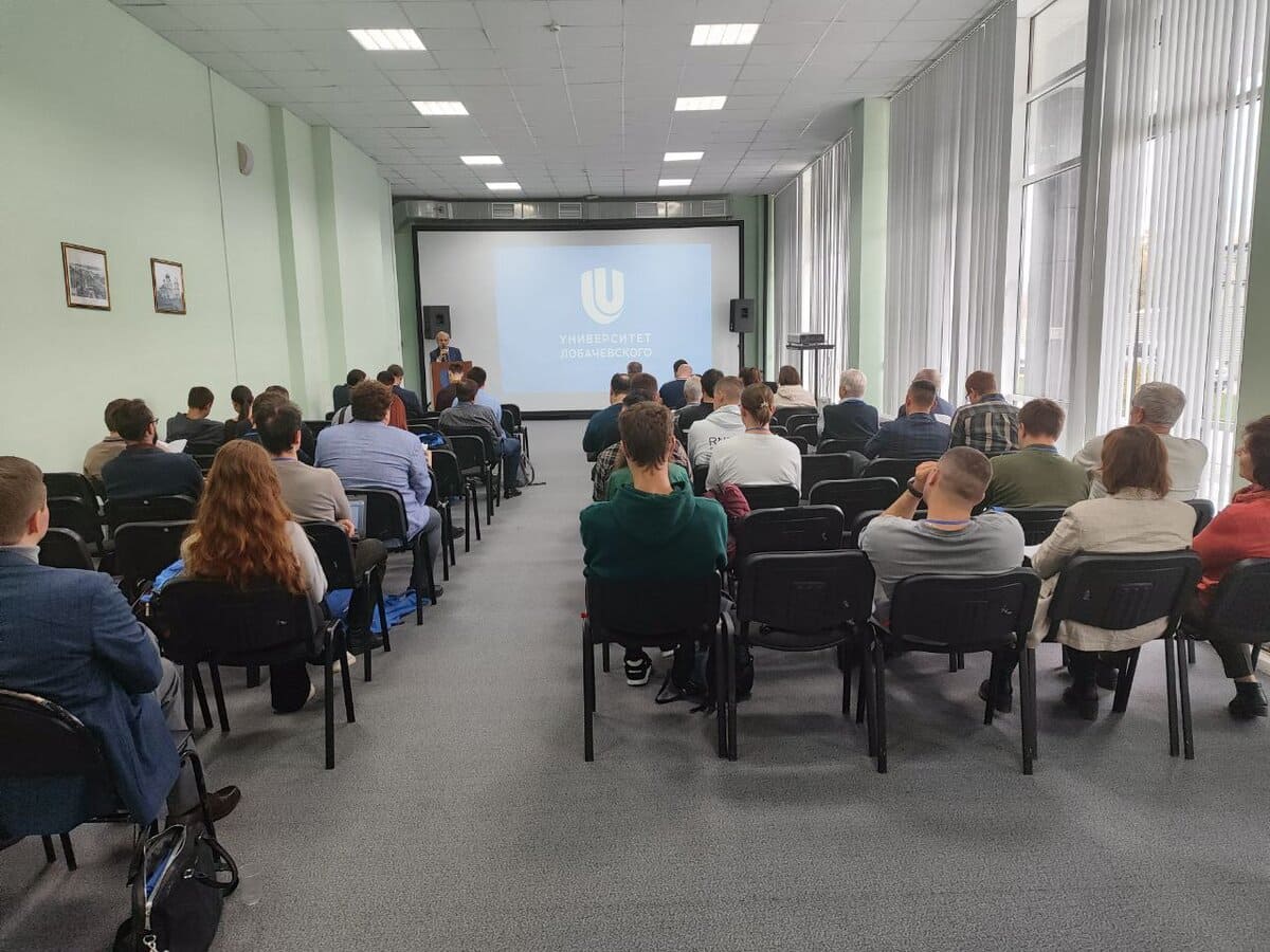 v nngu otkrylas konferenciya i shkola molodyh uchyonyh po ionnoj implantacii