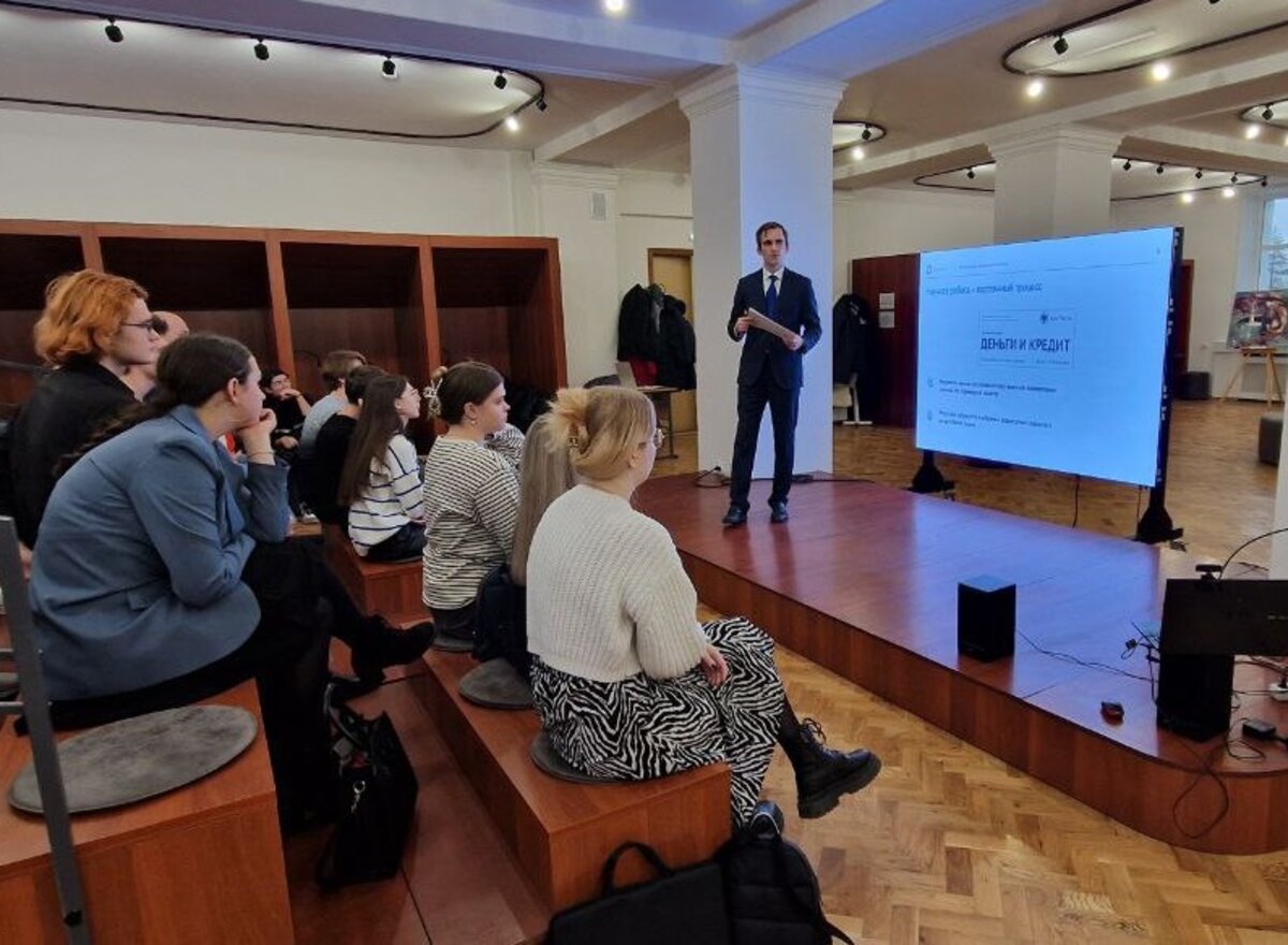 lekciyu o metodah raboty s dannymi i prikladnoj ehkonomicheskoj analitike proveli v nngu