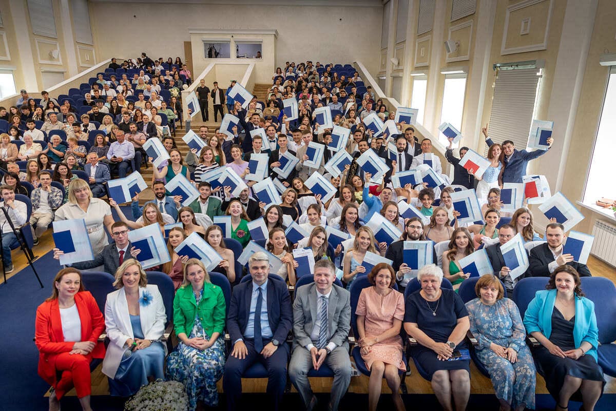 pervym vypusknikam stomatologam vruchili diplomy v universitete lobachevskogo 1