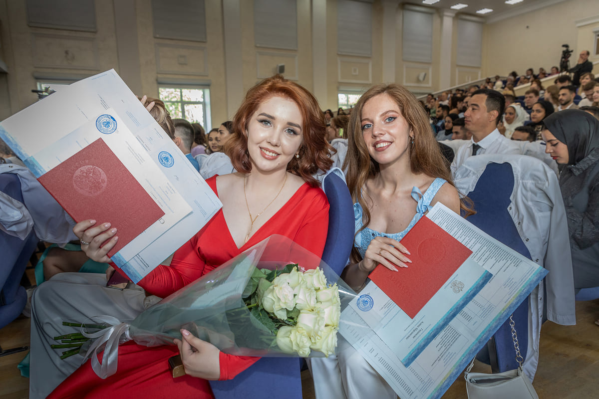 pervym vypusknikam stomatologam vruchili diplomy v universitete lobachevskogo