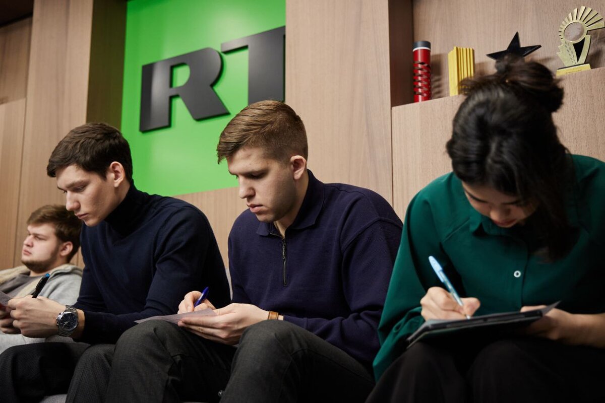 gruppa studentov nngu vernulas so stazhirovki v kompanii rt arabic 1